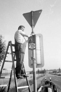 ARH Slg. Weber 02-081/0008, Ein Mann bei der Reparatur einer Ampel an der Nordstraße nach Everloh, zwischen 1980/1990