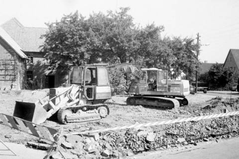 ARH Slg. Weber 02-081/0009, Zwei Baufahrzeuge auf einem Platz mit Bauschutt, zwischen 1980/1990