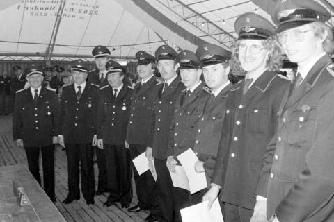ARH Slg. Weber 02-082/0008, Gruppenfoto mit Mitgliedern der Feuerwehr Gehrden nach einer Urkundenübergabe in einem Festzelt, zwischen 1980/1990