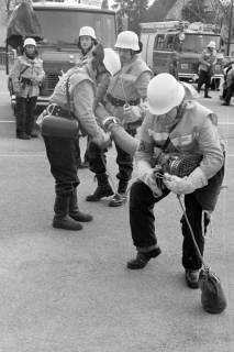 ARH Slg. Weber 02-083/0009, Grundlehrgang der Gehrdener Ortsfeuerwehren auf dem Schulhof der Grundschule Am Castrum, Gehrden, zwischen 1980/1990