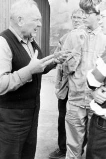 ARH Slg. Weber 02-084/0004, Ein älterer Mann spricht mit drei Jungen, zwischen 1980/1990