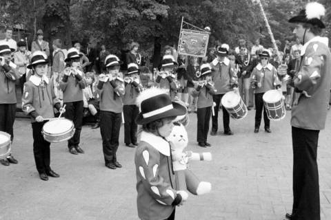 ARH Slg. Weber 02-084/0009, Auftritt eines Spielmannzugs, zwischen 1980/1990