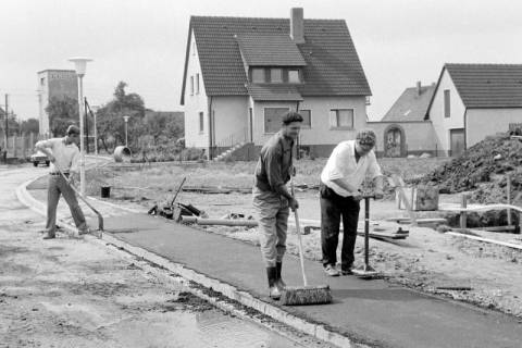 ARH Slg. Weber 02-084/0016, Drei Arbeiter beim Straßenausbau im Neubaugebiet "Im Brande", Northen, zwischen 1972/1973