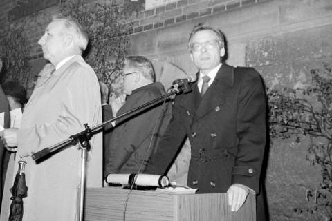 ARH Slg. Weber 02-084/0020, Traditionelle Lyra-Feier am Vorabend zum 1. Mai mit dem Pastor Helmut Strecker von der Margarethengemeinde (rechts) und dem Vorsitzenden des Burgbergchors Georg Hische (links) unter der Lyra-Tafel am alten Pfarrhaus, Gehrden, zwischen 1980/1990