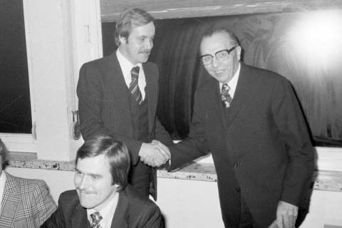 ARH Slg. Weber 02-086/0001, Stadtdirektor Hans Bildhauer (links) und Friedrich Waldvogel (rechts) aus Leveste, zwischen 1970/1980