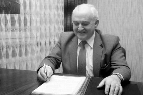 ARH Slg. Weber 02-086/0002, Gehrdens Bürgermeister Helmut Oberheide schreibt in eine Mappe, zwischen 1980/1990