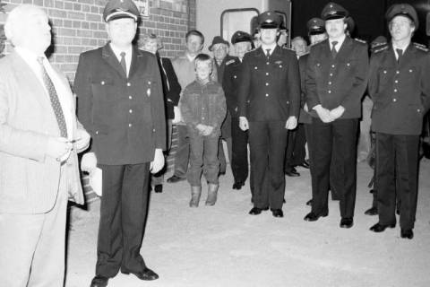 ARH Slg. Weber 02-086/0007, Bürgermeister Helmut Oberheide (links) und Ortsbrandmeister Günter Baumgarten (rechts daneben) bei einer Veranstaltung der Feuerwehr Leveste vor dem Feuerwehrhaus Burgdorfer Straße, Leveste, zwischen 1980/1990
