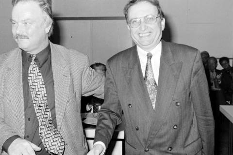 ARH Slg. Weber 02-086/0012, SPD-Fraktionssprecher Rolf-Peter Hübner (links) und Bürgermeister Heinrich Berkefeld (rechts) bei einer Sitzung, Gehrden, zwischen 1990/2000