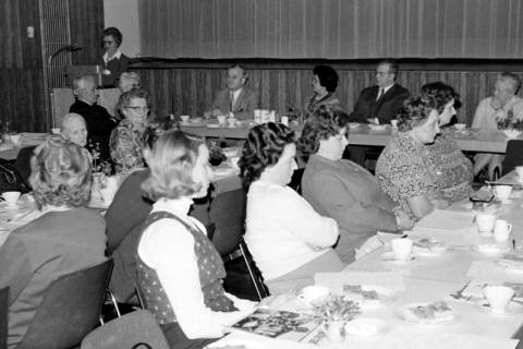 ARH Slg. Weber 02-087/0004, Versammlung des DRK-Ortsvereins in der Festhalle, Gehrden, zwischen 1980/1990