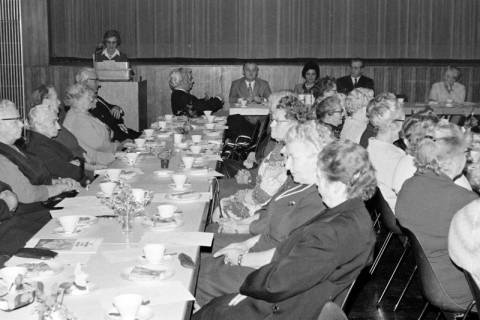 ARH Slg. Weber 02-087/0005, Versammlung des DRK-Ortsvereins in der Festhalle, Gehrden, zwischen 1980/1990