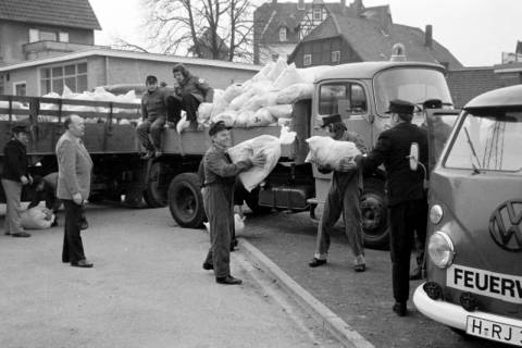 ARH Slg. Weber 02-087/0008, Mithilfe bei der DRK-Altkleidersammlung mit Ortsbrandmeister Alfred Dunsing (links in Zivil) und Verladung vor dem Feuerwehrhaus Nordstraße, Gehrden, zwischen 1980/1990