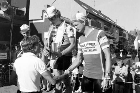 ARH Slg. Weber 02-087/0016, Siegeraufstellung nach einem Radrennen des traditionellen Bürgerpreis der Stadt Gehrden, 1985