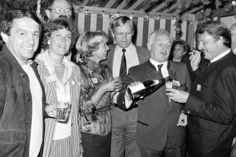 ARH Slg. Weber 02-087/0021, Gehrdens Bürgermeister Helmut Oberheide mit weiteren Personen auf einer Feier der CDU - Stadtverband Gehrden , zwischen 1980/1990