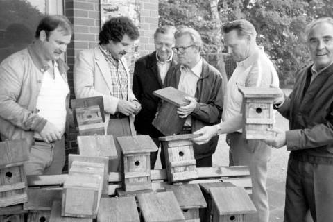 ARH Slg. Weber 02-089/0012, Mitglieder des SPD-Ortsvereins bei der Übergabe von selbstgebauten Nistkästen an Mitglieder des Vogelliebhaber- und Vogelschutzvereins Gehrden, Leveste, zwischen 1980/1990