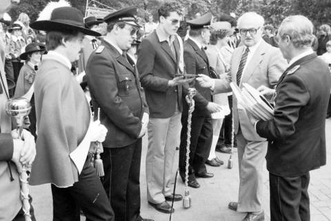 ARH Slg. Weber 02-089/0015, Gehrdens Bürgermeister Helmut Oberheide verteilt Ehrenteller an mehrere Personen, zwischen 1980/1990