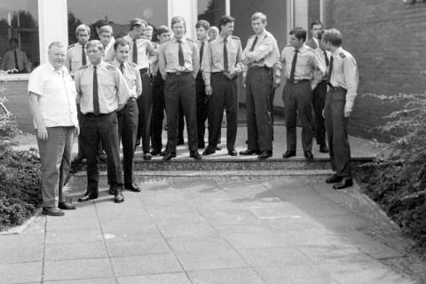 ARH Slg. Weber 02-089/0022, Gruppenfoto von Bundeswehr-Soldaten im Rahmen einer monatlichen Einladung des Landkreises Hannover, l. Kreisangestellter und Ratsherr in Gehrden Heinrich Dunsing, vor dem Schwesternhochhaus am Robert-Koch-Krankenhaus, Gehrden, zwischen 1980/1990