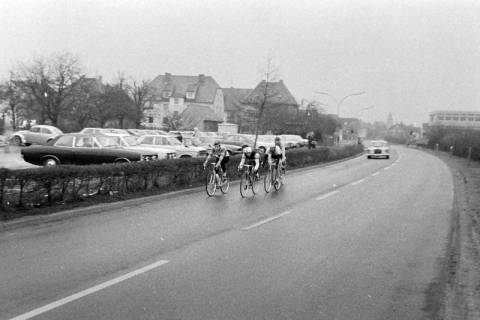 ARH Slg. Weber 02-093/0008, Eine Gruppe von Rennradfahrern auf der Schulstraße, Gehrden, zwischen 1980/1990