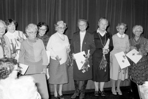 ARH Slg. Weber 02-094/0003, Mitglieder des DRK-Ortsvereins nach einer Urkundenübergabe, Gehrden, zwischen 1980/1990