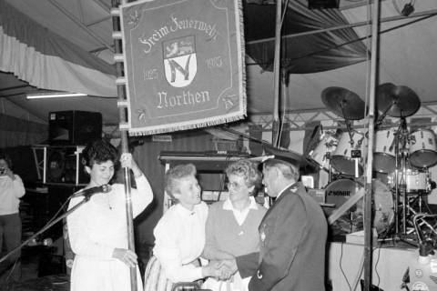 ARH Slg. Weber 02-094/0006, Ehefrauen der Feuerwehrleute überreichen eine Fahne zum 60-jährigen Bestehen der Ortsfeuerwehr Northen an Ortsbrandmeister Friedrich Volker, Gehrden, 1985