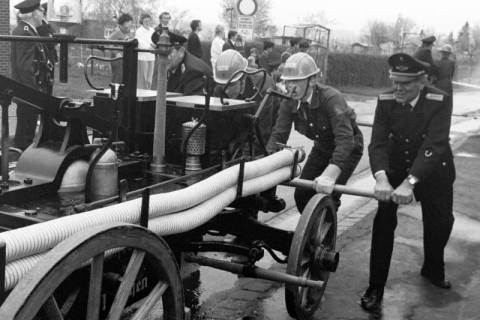 ARH Slg. Weber 02-094/0007, Mitglieder der Feuerwehr an einer Handdruckspritze der Feuerwehr Northen, zwischen 1980/1990