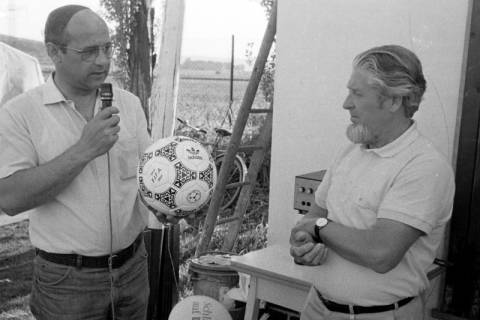 ARH Slg. Weber 02-094/0008, Ein Mann mit einem Fußball interviewt einen weiteren Mann, zwischen 1980/1990