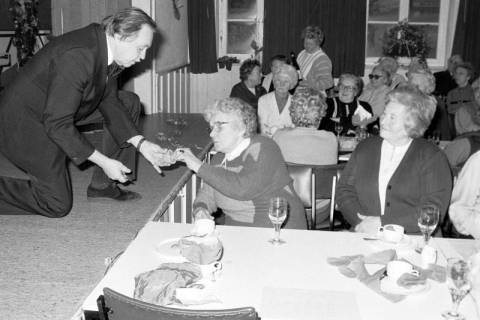 ARH Slg. Weber 02-094/0011, Auftritt eines Zauberers vor einer Seniorengruppe?, zwischen 1980/1990