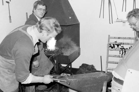 ARH Slg. Weber 02-094/0017, Albert Brock (links) und zwei weitere Männer beim Hufeisen schmieden, zwischen 1980/1990