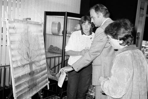 ARH Slg. Weber 02-094/0021, Bankdirektor Hans-Jürgen Anacker mit zwei weiteren Personen bei einer Kunstausstellung in der Filiale der Dresdner Bank, Gehrden, zwischen 1980/1990