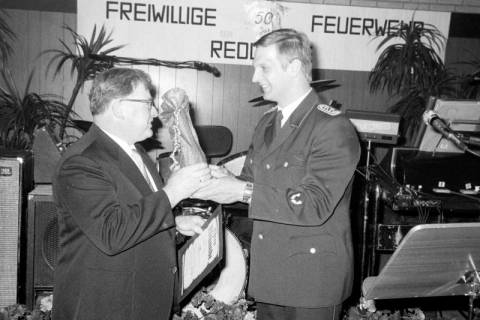 ARH Slg. Weber 02-095/0004, Ehrung von Hubert Franz durch Ortsbrandmeister Heinz Dubenkropp bei der 50-jährigen Jubiläumsfeier der Freiwilligen Feuerwehr Redderse, 1984