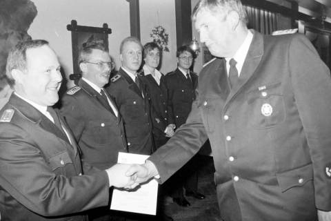 ARH Slg. Weber 02-095/0010, V.l. Eberhard Schmidt, Karl-Ludwig Zuther, Jörg Boelmann, Silvia Volker, Thorsten Zemke und Stadtbrandmeister Fritz Narten bei der Jahreshauptversammlung der Ortsfeuerwehr Northen, zwischen 1980/1990