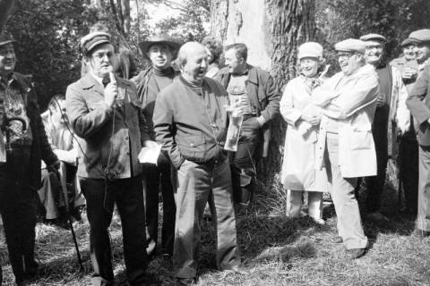 ARH Slg. Weber 02-096/0004, Bürgermeister Helmut Oberheide hält eine Rede bei einer Grenzbegehung Gehrdens, rechts daneben Ortsbürgermeister Waldemar Brandes aus Lenthe, Gerhard Oberkönig, rechts dahinter Ortsbürgermeister Eberhard Meyer-Everloh aus Everloh und weitere Personen, zwischen 1980/1990