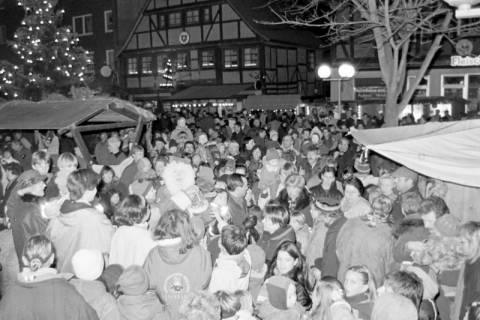 ARH Slg. Weber 02-096/0010, Ein Weihnachtsmann verteilt Süßigkeiten an Kinder auf einem Weihnachtsmarkt, zwischen 1980/1990