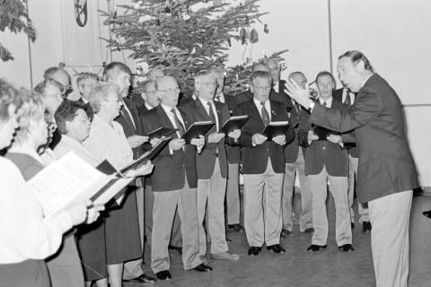 ARH Slg. Weber 02-096/0012, Auftritt des Burgbergchors Gehrden mit Chorleiter Wolfgang Behrens im Bürgersaal, Gehrden, zwischen 1980/1990