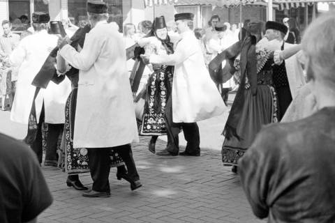 ARH Slg. Weber 02-097/0012, Paartanz von Personen in Trachten auf einem Marktplatz, zwischen 1980/1990