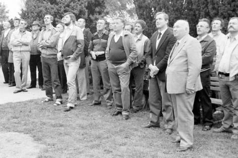 ARH Slg. Weber 02-098/0010, Ortsbürgermeister Friedrich Nettelmann (heller Anzug) und links daneben Stadtdirektor Hans Bildhauer mit weiteren Zuschauern beim Richtfest für den Anbau an der Friedhofskapelle Northen, zwischen 1980/1990