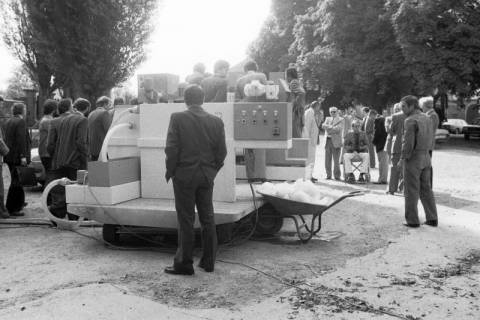 ARH Slg. Weber 02-098/0016, Mehrere Personen bei der Besichtigung von Baumaschinen?, zwischen 1980/1990