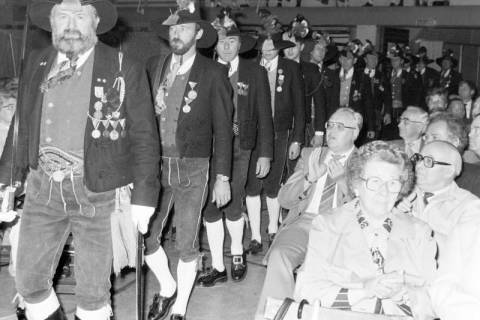 ARH Slg. Weber 02-099/0001, Einlauf von Mitgliedern der Tiroler Schützen in eine Sporthalle, zwischen 1980/1990