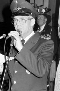 ARH Slg. Weber 02-099/0002, Henning Borowski als Leiter des Spielmannzuges der Ortsfeuerwehr Gehrden hält auf einer Veranstaltung eine Rede, zwischen 1980/1990