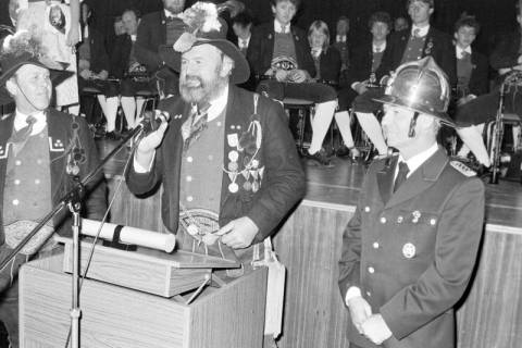 ARH Slg. Weber 02-099/0008, Ein Mitglied der Tiroler Schützen hält eine Rede auf einer Veranstaltung, zwischen 1980/1990