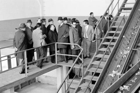 ARH Slg. Weber 02-099/0015, Mitglieder des Rats der Stadt Gehrden und der Ortsräte bei der Besichtigung einer Müllanlage, zwischen 1970/1980
