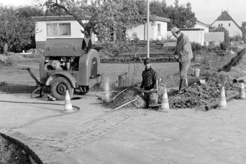 ARH Slg. Weber 02-099/0017, Tiefbauarbeiten an einer Straße, zwischen 1980/1990