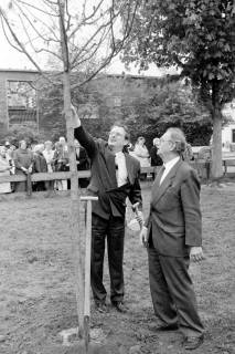 ARH Slg. Weber 02-100/0003, Bürgermeister Heinrich Berkefeld und der Vorsitzende des Heimatbunds Niedersachsen Peter Hübotter bei der traditionellen Baumanpflanzung im Rahmen der Jahresversammlung des Heimatbunds Niedersachsen in der Festhalle, Gehrden, zwischen 1990/2000