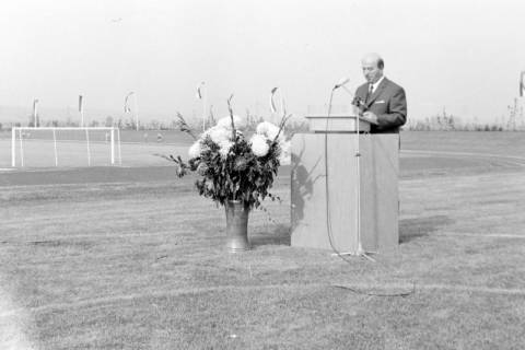 ARH Slg. Weber 02-100/0005, Bürgermeister Gerhard Oberkönig hält eine Rede bei der Einweihung der neuen Bezirkssportanlage Lange Feldstraße, Gehrden, 1970