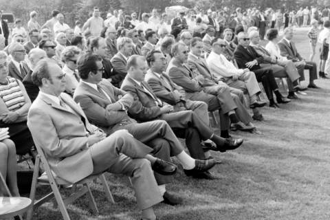 ARH Slg. Weber 02-100/0006, Teilnehmer bei der Einweihung der neuen Bezirkssportanlage Lange Feldstraße, Gehrden, 1970