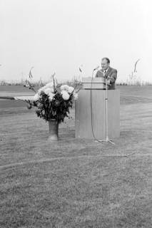 ARH Slg. Weber 02-100/0007, Landrat Günter Kiehm hält eine Rede bei der Einweihung der neuen Bezirkssportanlage Lange Feldstraße, Gehrden, 1970