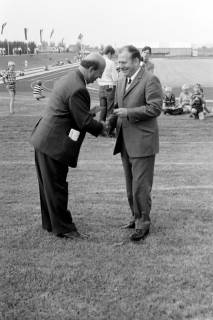 ARH Slg. Weber 02-100/0008, Bürgermeister Gerhard Oberkönig (links) und Landrat Günter Kiehm geben sich die Hand bei der Einweihung der neuen Bezirkssportanlage Lange Feldstraße, Gehrden, 1970