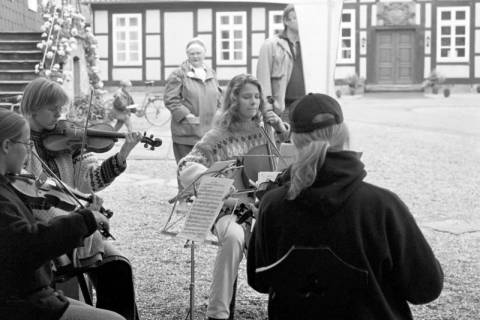 ARH Slg. Weber 02-100/0013, Auftritt einer Streichergruppe auf dem Untergut beim "Tag der offenen Pforte" in Gärten und Parks, Lenthe, zwischen 1980/1990