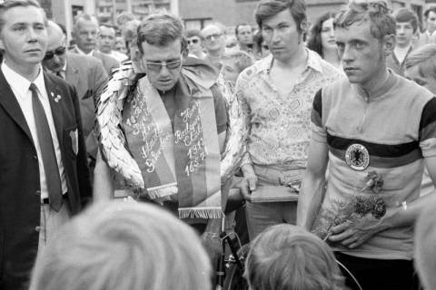 ARH Slg. Weber 02-100/0015, Siegerehrung mit l. dem zweiten Vorsitzenden Georg Wunner vom Hannoverschen Radsport-Club nach einem Radrennen des traditionellen Bürgerpreis der Stadt Gehrden, 1971