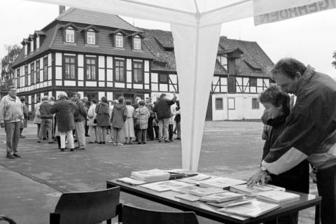 ARH Slg. Weber 02-100/0019, Infostand zum "Tag der offenen Pforte" in Gärten und Parks auf dem Obergut, im Hintergrund das Geburtshaus von Werner von Siemens, Lenthe, zwischen 1980/1990