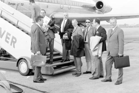 ARH Slg. Weber 02-101/0015, V.l. Bauamtsleiter Hermann Nasemann, Bauamtsleiter Landkreis Hannover Ulrich Große-Suchsdorf, Bürgermeister Helmut Oberheide, Ratsmitglied Hans Kleinau, N.N., Ratsmitglied Eberhard Cramme und Stadtdirektor Walter Flasbarth beim Einstieg in ein Flugzeug, vor 1975